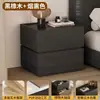 Mesa de cabeceira em madeira maciça, design moderno e minimalista, novo modelo 2026, adequada para quartos, apartamentos pequenos e proporciona uma sensação leve e arejada, servindo como um armário de armazenamento de cabeceira