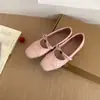 Primeiro Encontro com os Novos Sapatos de Salto Aumentador da Temporada, com Solado Macio, Bico Arredondado e Boca Rasa, Apresentando Design Patchwork no Estilo Chanel, Sapatilhas com Laços