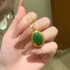 Venta al por mayor de fábrica Suministro en vivo Jade Hetian Natural Jaspe Material Ruso Antiguo Colgante Huevo de Paloma Incrustado en Plata S925