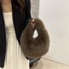 Bolso de mano de moda de invierno de nicho para mujer, nuevo estilo 2024, versátil, de felpa, para llevar en la mano, bolso de bola de masa esponjoso