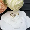 Anel Europeu e Americano Estilo V Letra Novo Modelo com Logo e Design de Flor Cravejada com Diamantes para Mulheres, Anel de Alto Padrão Atacado