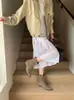 Botas Curtas Retrô Bico Fino Femininas Camurça Corte em V Emagrecedoras Outono Inverno Novas Solado Macio Elegantes Botas Finas para Tornozelo Femininas