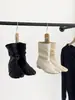 Botas retrô de nicho com pregas e bico dividido para mulheres, novo modelo 2026, botas curtas pretas versáteis de salto baixo baixo, moda para mulheres