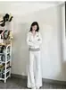 Sudadera corta blanca de hombros descubiertos para mujer, adecuada para principios de otoño, casual y deportiva, con un ambiente sofisticado e intelectual, atuendo completo