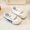 Zapatos suaves y transpirables para niñas estilo Forrest Gump, nueva colección otoño 2026, zapatillas blancas de moda y casual estilo coreano para niños, zapatos para bebés, modernos