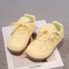 Zapatillas para niñas 2026 primavera y otoño nuevo modelo zapatillas casuales versátiles para niños pequeños, zapatos Forrest Gump, zapatillas de entrenamiento alemanas para niños