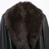 Moda Nueva Otoño e Invierno 2025 Elegante Moderna Versátil Chaqueta de Cuero con Cuello Desmontable de Piel Sintética 8490/762