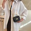 Nova Bolsa Feminina de Verão 2025 Estilo Pequeno e Cheiroso Mini Bolsa de Mão Acolchoada com Corrente Moda Simples Bolsa de Ombro Transversal