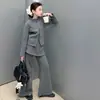 Conjunto Casual de Outono para Meninas 2026 Novo Estilo Moda Infantil Jaqueta com Gola Alta Calça Flare com Babados Conjunto de Duas Peças Tendência