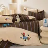 Set de cuatro piezas de Toalla de Lijado Bordada de Cachorro Marrón Rayado de Dibujos Animados Funda de Colcha de Algodón Gruesa Cálida Otoño e Invierno