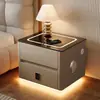 Mesita de noche inteligente para dormitorio del hogar, nuevo modelo 2026, lujo ligero con sensación de alta gama, gabinete popular de madera maciza con carga inalámbrica para dormitorio principal