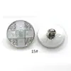 Cárdigan de Punto de Plástico Estilo Chanel Electroplateado con Botones Redondos de Diamante Texturizado Blanco, Botones de Perla y Adornos de Camelia