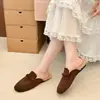 Novas pantufas estilo slip-on para mulheres, quentes e confortáveis para o uso diário no outono e inverno de 2026, com forro de pelúcia e um design moderno