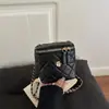 Bolsa de Ombro Única Acolchoada com Corrente de Diamante para Comércio Exterior Feminina 2026 Chegada de Verão Bolsa de Ombro Única Transversal de Nicho Bolsa Caixa Texturizada Estilosa