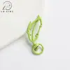 Chaveiro de metal em formato de pena com design de folha pintada, acessório de fecho de mola, pingente de fecho de mola DIY