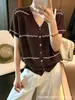 Suministro Directo de Fábrica Ropa para Mujer 2026 Verano Cuello en V Calado Tejido Manga Corta Elegante Bloques de Color Camiseta para Mujer Guangzhou Shisanxing