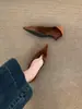Sapatos de salto baixo rasos estilo francês de veludo com bico fino e corte em V emagrecedores, nova coleção de outono, scarpins elegantes e versáteis de salto gatinho