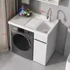 Gabinete de lavandería para balcón de aluminio tipo panal con lavadora integrada, incluyendo una tabla de lavar y un fregadero de piedra de cuarzo artificial con una barrera de agua