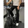 Calça casual masculina listrada verticalmente em azul marinho, perna larga, para a estação outono, com forro xadrez na barra, calça de corte reto fluida, cleanfit
