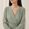 Elegante collar multicapa de plástico ABS resaltado con pequeñas perlas de arroz para mujer, retro, de lujo ligero, cadena clavicular, gargantilla de moda