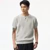 Ropa de Hombre Xintang 2026 Verano Nueva Tela de Hilo de Algodón Color Sólido Simple Cuello Henley Vintage Estilo Old Money Camiseta