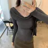 Tiro real súper bonito camiseta de manga larga ajustada de un hombro con cuello de volantes y hombros descubiertos para mujer, estilo nuevo de principios de otoño, top con temperamento coreano 26398