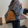 Bolsa Quadrada Pequena Retro Francesa com Franjas para o Dia a Dia Feminina Verão 2026 Nova Alta Aparência Superfície Macia Ombro Único Transversal Bolsa com Franjas