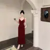 Vestido de Terciopelo Dorado para Socialité de Otoño e Invierno, Diseño Astuto de Escote Bajo con Tirantes, Falda Larga Sexy con Abertura, Vestido de Noche para Discoteca