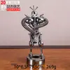 Arte de Hierro Estilo Europeo Serie Guerrero Metálico Portalápices Sosteniendo Varios Instrumentos Musicales Decoración Creativa para el Hogar Manualidades Hecho de Hierro