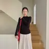 Camiseta básica de manga larga y cuello semi-alto para mujer, un estilo otoñal/invernal, versátil como prenda para superponer, con un look relajado y casual, y de color liso