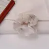 Scrunchie Floral Bicolor Fresco e Doce com uma Vibe Etérea, Perfeito para Penteados Presos e Coques