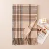 Bufanda a cuadros nueva para mujer, estilo británico, calentador de cuello grueso y cálido de invierno, versátil chal de cachemira sintética para mujer