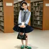 Conjunto para Meninas Estilo Primavera/Outono 2026 Novo Estiloso Infantil Crianças Maiores Estilo Escolar Colete Camisa Saia Plissada Conjunto de Três Peças