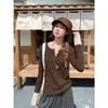 Camiseta de manga larga con diseño de color contrastante para mujer, estilo coreano, con cuello semibierto cepillado y botones en el hombro derecho, para otoño e invierno.