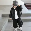 2400 Conjunto de Roupas de Outono para Meninos 2026 Novo Lindo Elegante Estilo Coreano para Crianças Jaqueta de Couro Roupa Externa Conjunto de Três Peças Roupas de Pequeno Jovem Mestre