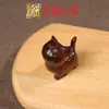 Sándalo Dorado Gato Tsundere Lindo Talla en Madera de Sándalo Patrón de Martillo Gato Pequeños Adornos de Mano Joyería Creativa
