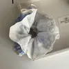 Scrunchie Azul Ballet com Laço de Fita Listrado Acessório de Cabelo para Mulheres, Elástico de Cabelo de Renda Texturizada Ornamento de Cabelo