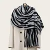 Chal largo de terciopelo con estampado de cebra, amigable con la piel, para mujer, calentador de cuello para habitación con aire acondicionado en otoño e invierno, bufanda decorativa fina, chal grande para el cuello