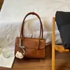Este año, las bolsas grandes para axilas están de moda.. Aquí están los nuevos estilos de primavera/verano 2026: bolsos tote y bandoleras elegantes y a la moda con un aspecto de alta gama