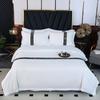 Hotel de cuatro piezas para alojamiento familiar, sábanas de tela especiales, funda de edredón, gorro de cama, edredón, núcleo de almohada blanco