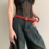 Cinturón Rojo Delgado de Cuero para Mujer, Estilo Retro Americano, Accesorio de Cinturón Versátil de Alta Gama, Adecuado para Vestidos y Jeans, con Elementos Decorativos