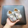 Zapatos de Princesa Plateados de Cuero para Bebé Niña Estilo Nuevo Primavera 2026 Suela Suave Antideslizantes Zapatos para Niños Pequeños Moño de Encaje Zapatos para Bebés y Niños Pequeños