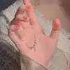 Colar Personalizado de Luxo Leve de Nicho Versátil para Mulheres, Corrente Elegante para Clavícula com Toque de Alto Padrão, Joia Elegante e Moderna de Deusa