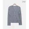 En stock estilo coreano ins Otoño cuello Henry temperamento perezoso botón de concha manga larga suéter de punto mujer manga larga top básico