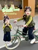 Conjunto Nuevo de Otoño 2026 para Niñas, Nueva Camiseta Básica para Bebé, Chaleco, Pantalones de Pierna Ancha de Mezclilla, Conjunto de Tres Piezas de Primavera y Otoño de Moda