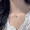 Collar de Acero de Titanio con Colgante de Cubo de Azúcar Nudo Popular Estilo Coreano para Mujer, Lujo Ligero Nicho Gama Alta Exquisito Collar Microincrustado de Circonita