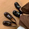 Atuendo de Blogger: Mocasines de Cuero Envejecido con Hebilla Metálica de Gaviota 2026, Tacón Medio, Punta Cuadrada, Piel Genuina, Zapatos de Mujer con Corte Profundo