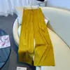 Conjunto de top de seda de estilo chino otoñal, con reducción de edad y calidad garantizada, con tapeta diagonal y detalles de botones, combinado con pantalones de pierna ancha para mujeres de mediana edad