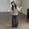 Conjunto Feminino Colete Listrado Segunda Pele 2026 Novo Infantil Primavera e Outono Crianças Médias e Grandes Calça Estilosa com Babados Conjunto de Três Peças Tendência