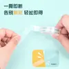 Cinta de papelería Deli 30011 Los estudiantes usan cinta pequeña transparente para rasgar cinta fina 12 mm * 14y cinta transparente